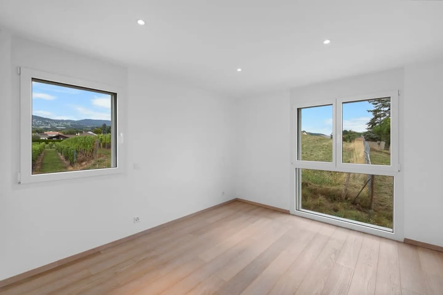 High-end apartment with unobstructed view - Photo 11 of 13