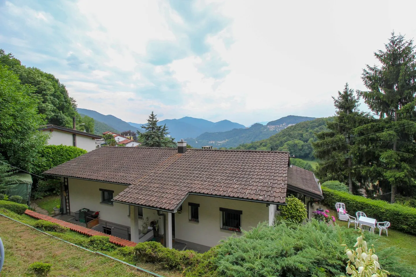 Villa for a family with pool and panoramic view in Carabbia - Photo 1 of 18