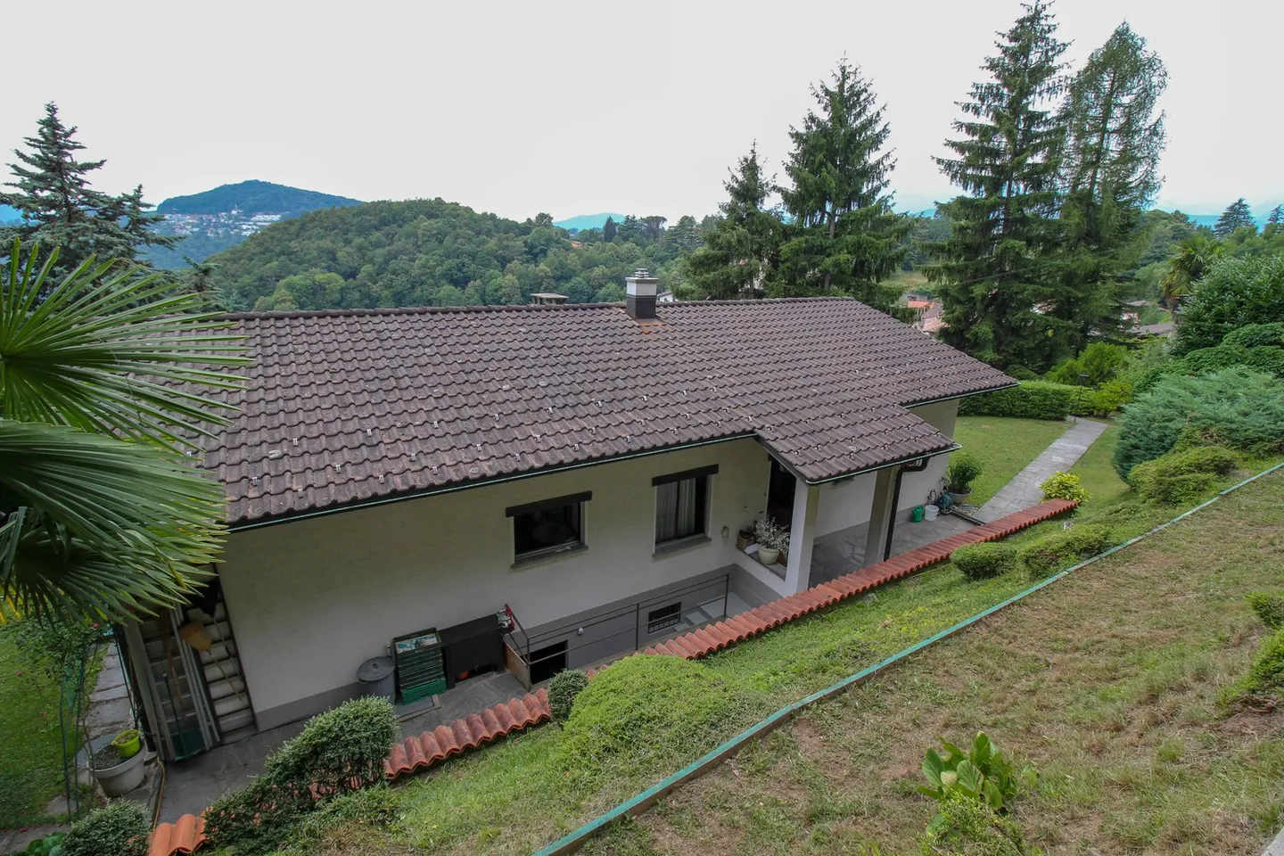 Villa for a family with pool and panoramic view in Carabbia - Photo 2 of 18