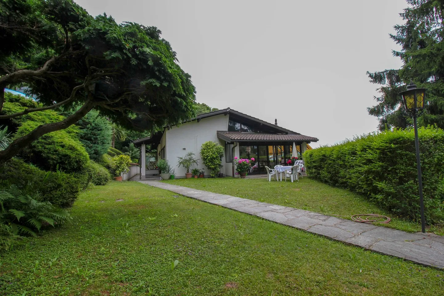 Villa for a family with pool and panoramic view in Carabbia - Photo 3 of 18