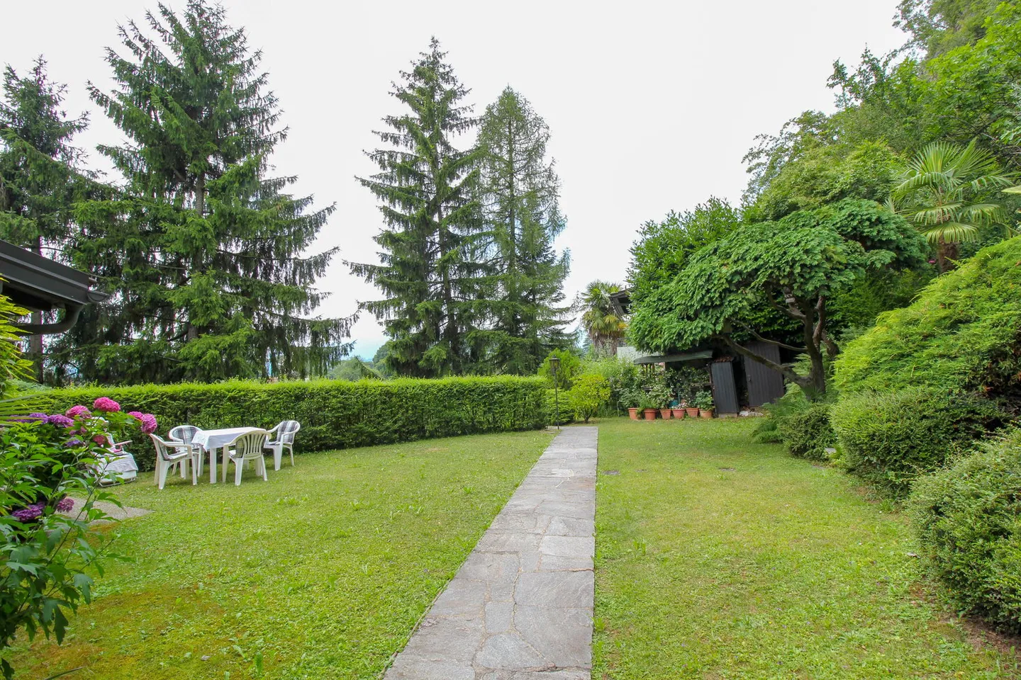 Villa for a family with pool and panoramic view in Carabbia - Photo 4 of 18