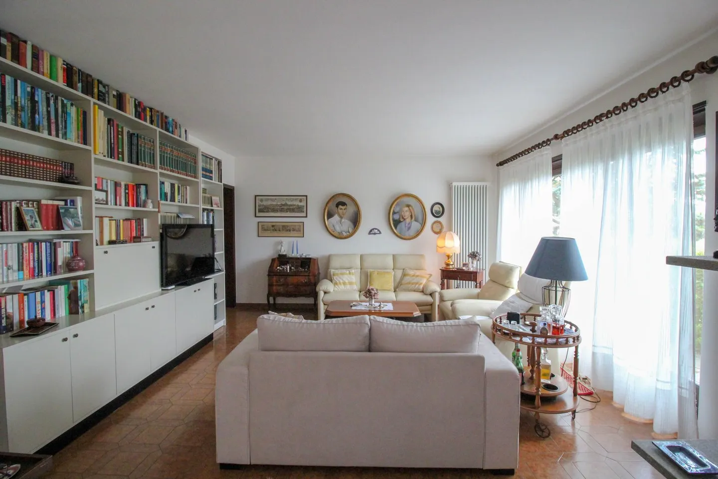 Villa for a family with pool and panoramic view in Carabbia - Photo 7 of 18