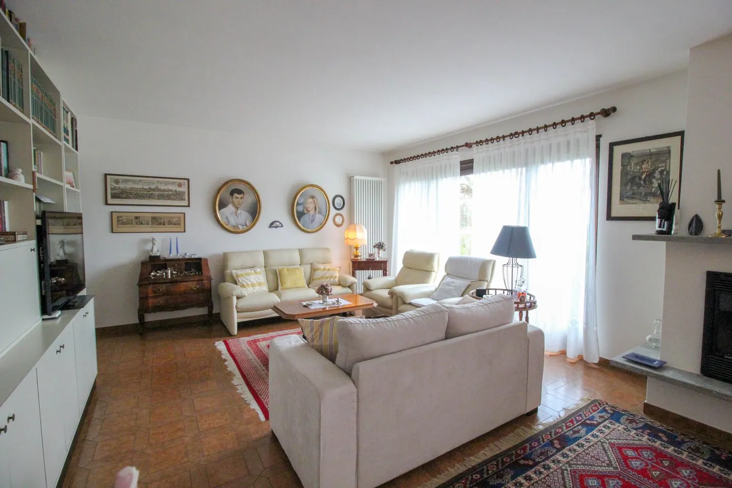 Villa for a family with pool and panoramic view in Carabbia - Photo 8 of 18