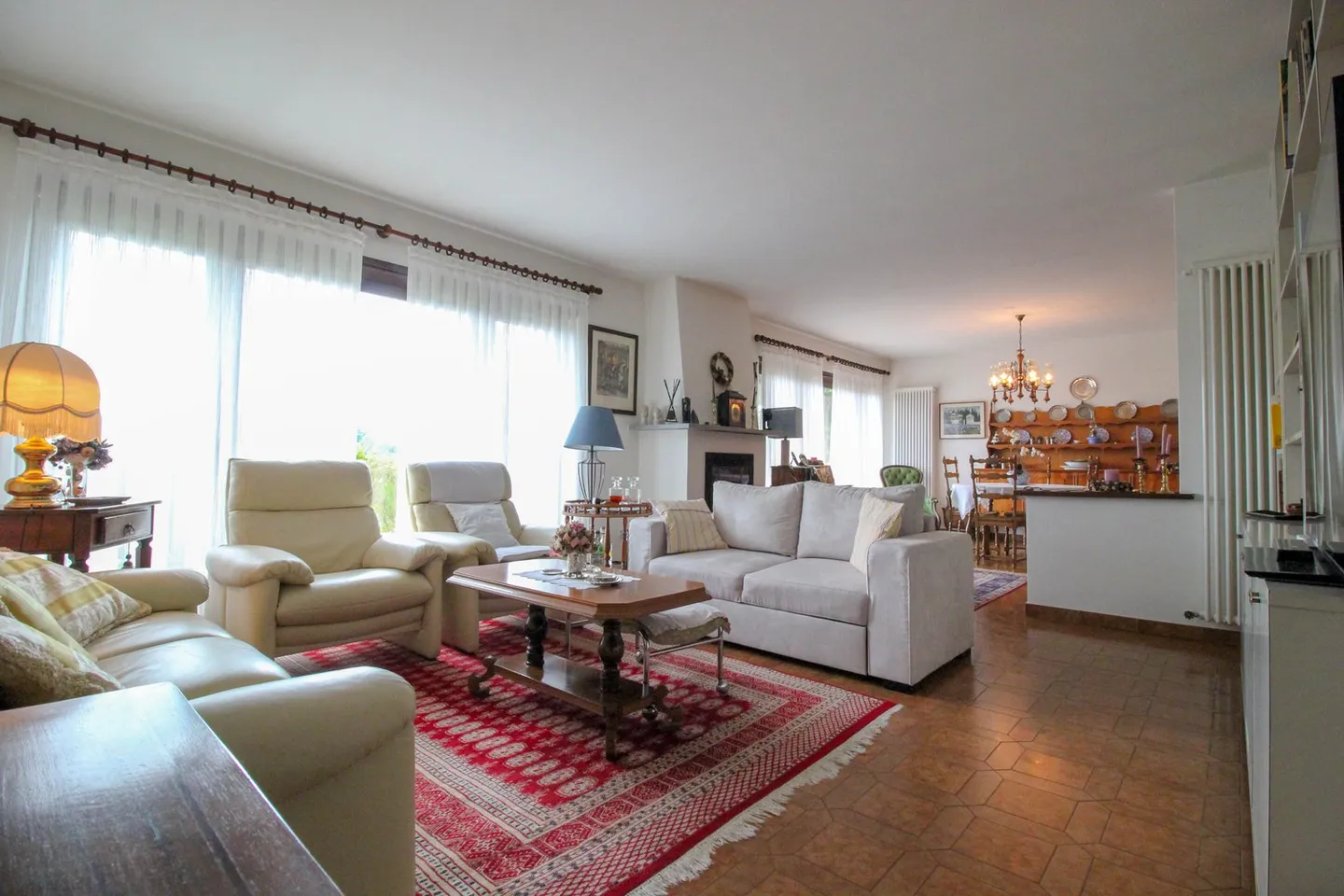 Villa for a family with pool and panoramic view in Carabbia - Photo 9 of 18