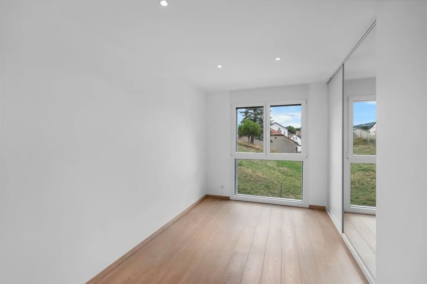 High-end apartment with unobstructed view - Photo 13 of 13