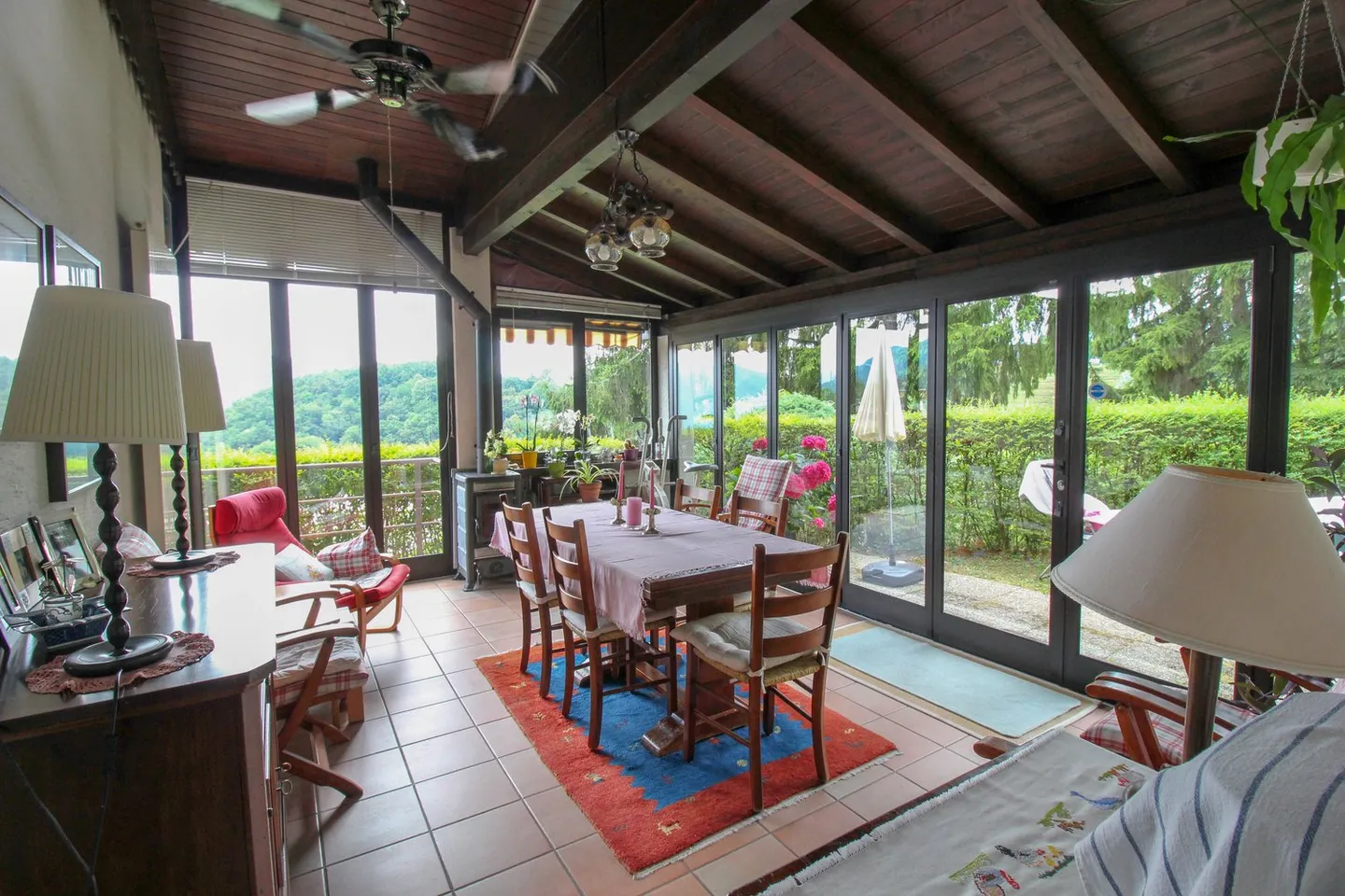 Villa for a family with pool and panoramic view in Carabbia - Photo 13 of 18