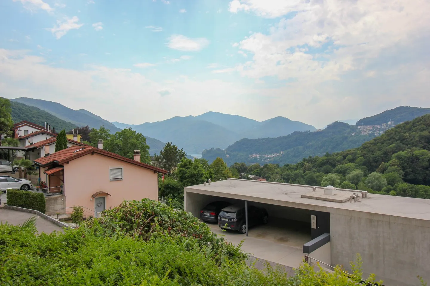 Villa for a family with pool and panoramic view in Carabbia - Photo 14 of 18