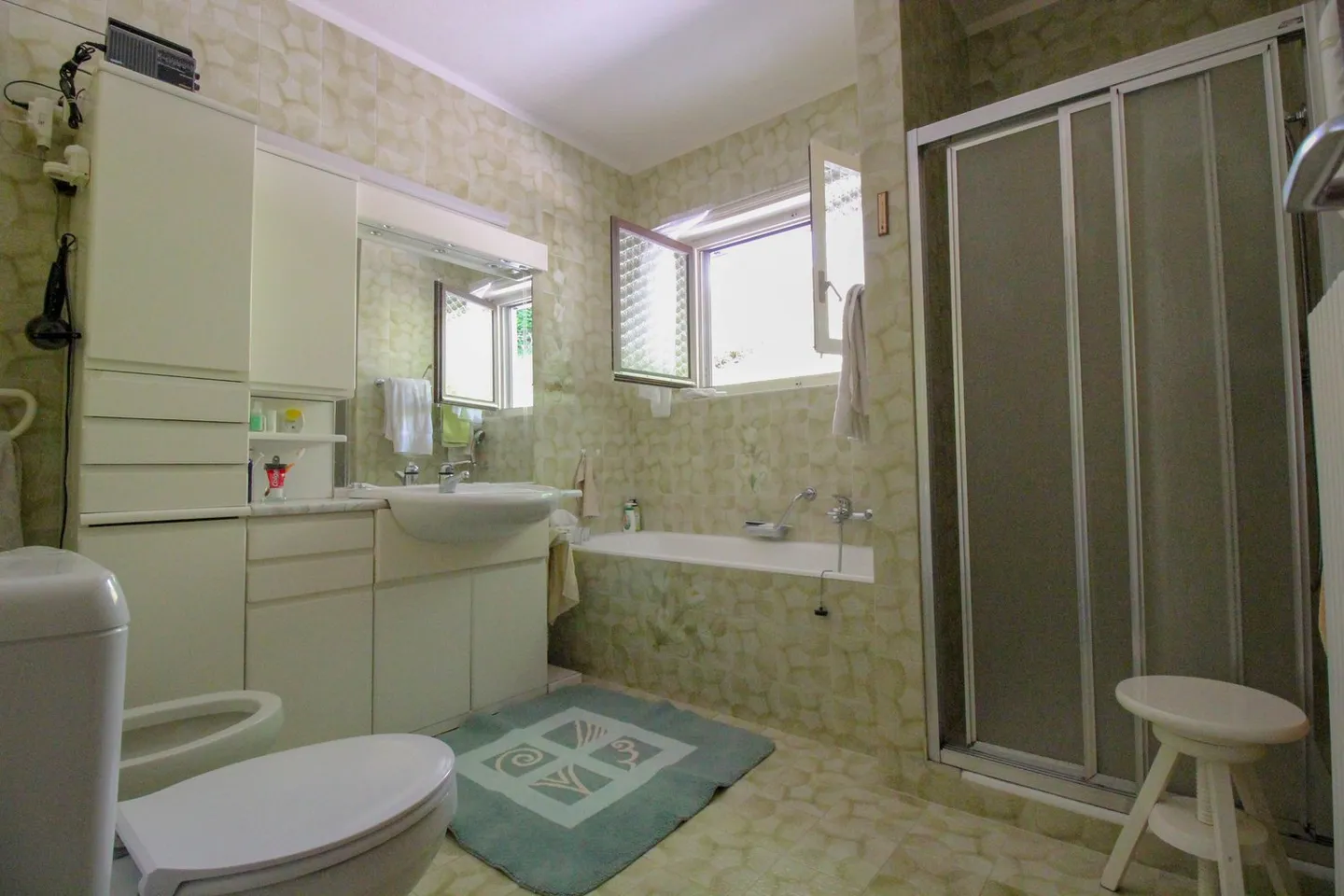 Villa for a family with pool and panoramic view in Carabbia - Photo 17 of 18