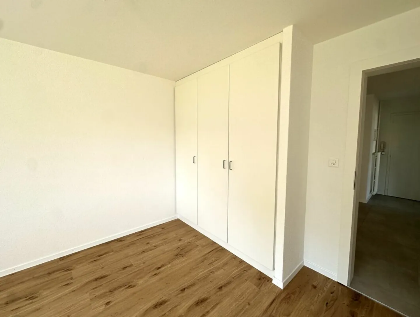 Beautiful 3.5-room apartment fully renovated close to all amenities! - Photo 2 of 9