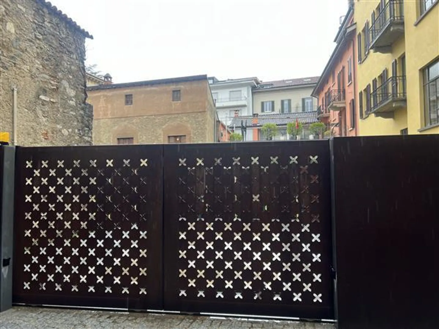 Lugano: Covered Parking - Photo 1 of 2