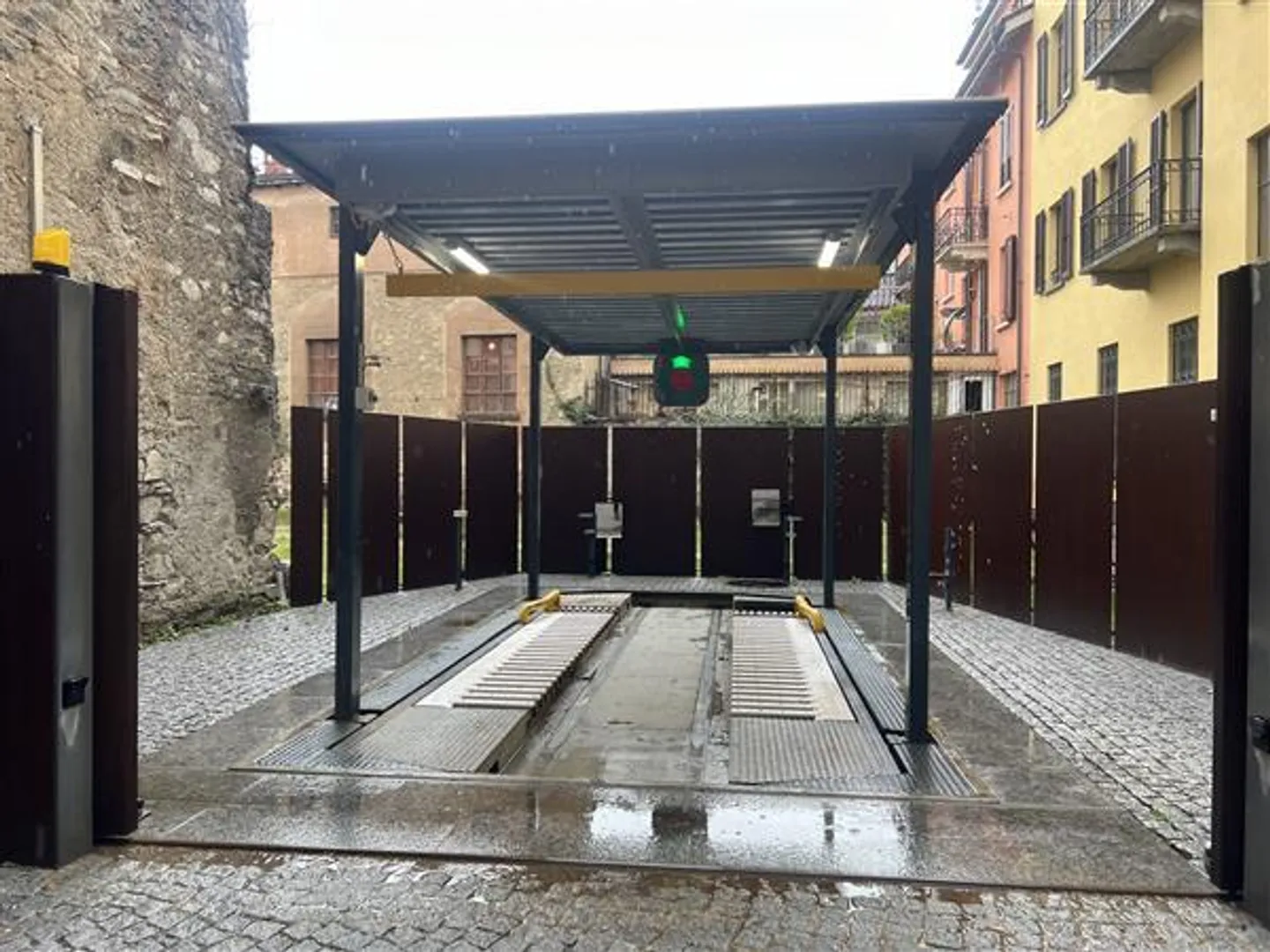 Lugano: Covered Parking - Photo 2 of 2