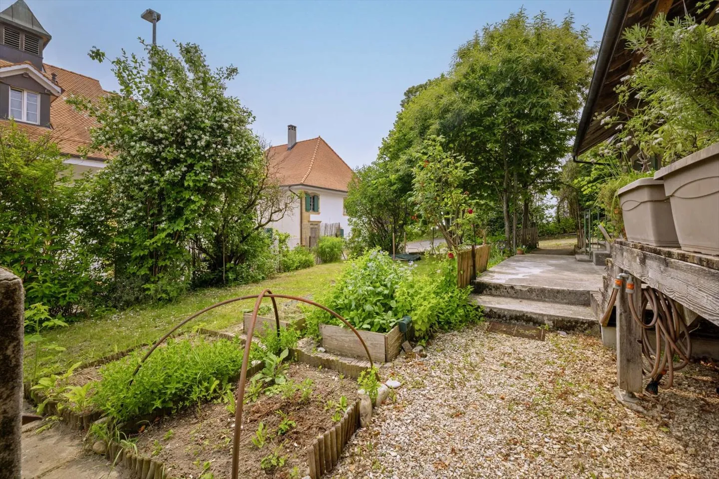 375 m2 Farmhouse with 3 apartments, 2 barns, and 3 closed garages 8 km from Avenches and 25 km from Neuchâtel and Fribourg - Photo 6 of 13