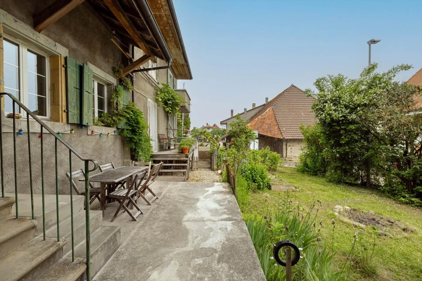 375 m2 Farmhouse with 3 apartments, 2 barns, and 3 closed garages 8 km from Avenches and 25 km from Neuchâtel and Fribourg - Photo 7 of 13
