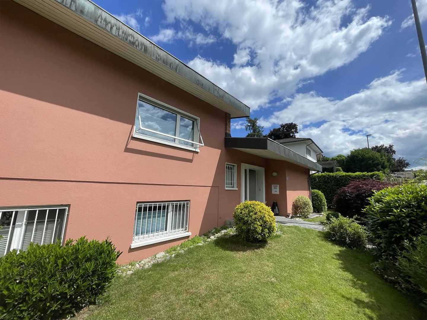 Freistehendes Einfamilienhaus mit Garten - Foto 3 von 14