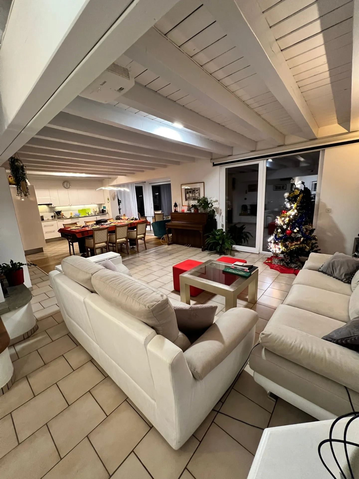 Affascinante casa indipendente di 5,5 locali con piscina, vista eccezionale e grande giardino a Villars-Burquin (Tévenon VD) - Foto 5 di 12