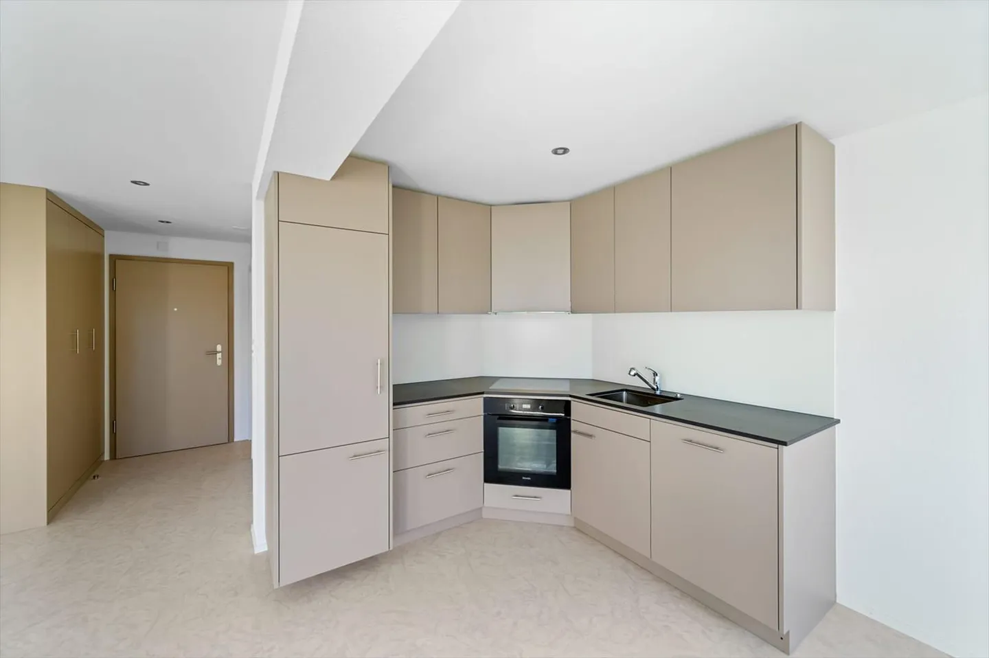 2.5 Room Apartment - Photo 1 of 12
