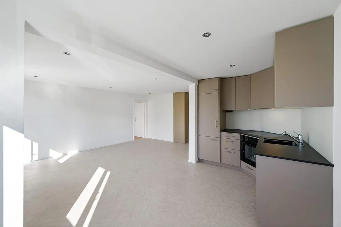 2.5 Room Apartment - Photo 2 of 12
