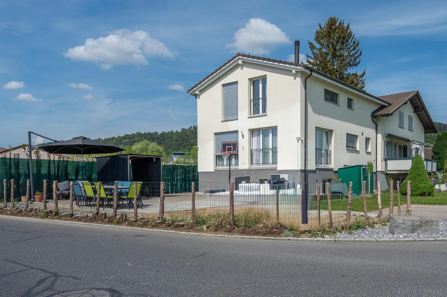 Propre source d'eau, grand espace de vie et de salle à manger, nouvelle pompe à chaleur - Photo 1 sur 14