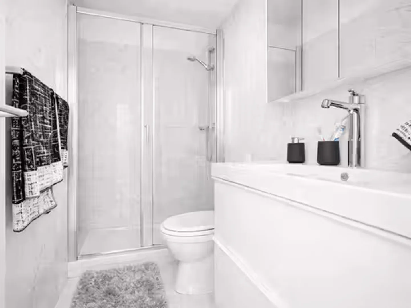 Bright Apartment with Balcony - Photo 3 of 5