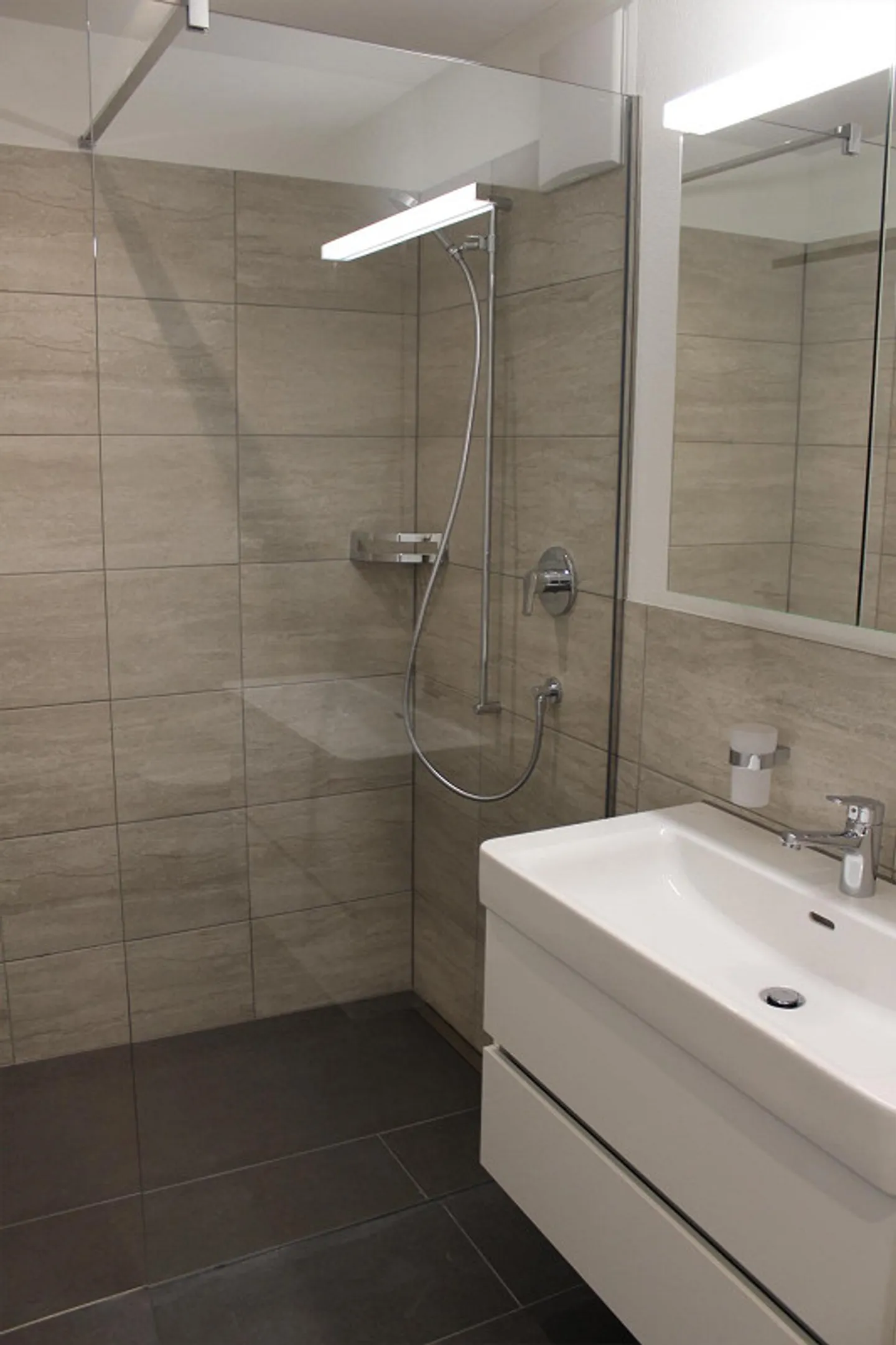 Appartamento moderno di 2,5 locali in affitto a Niederurnen - Foto 2 di 6