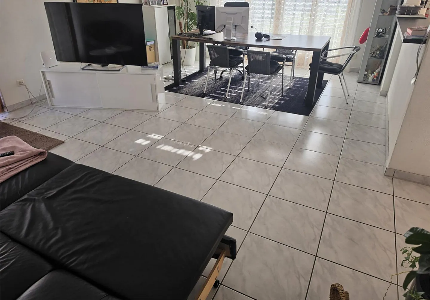 Geräumige Wohnung mit Terrasse - Foto 1 von 4