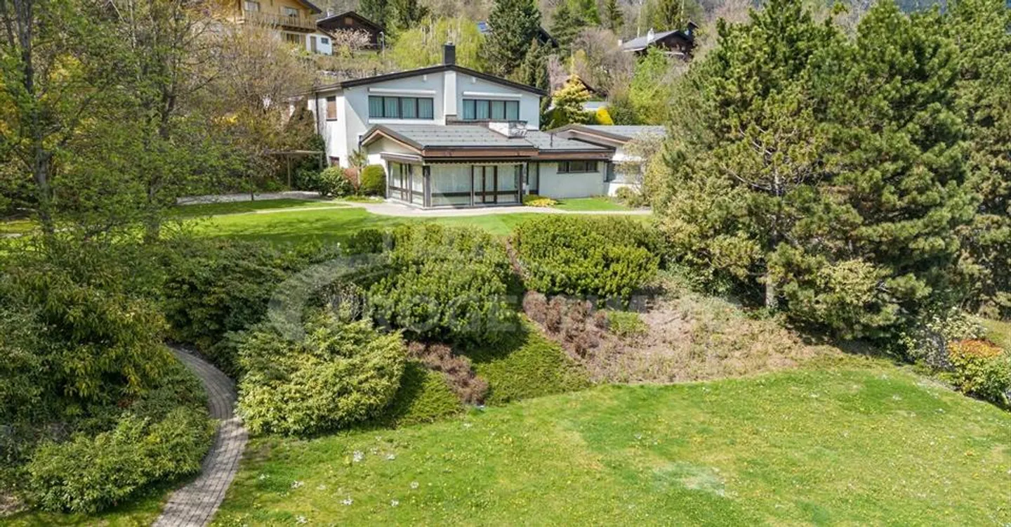 Propriété spacieuse avec piscine - Photo 1 sur 11