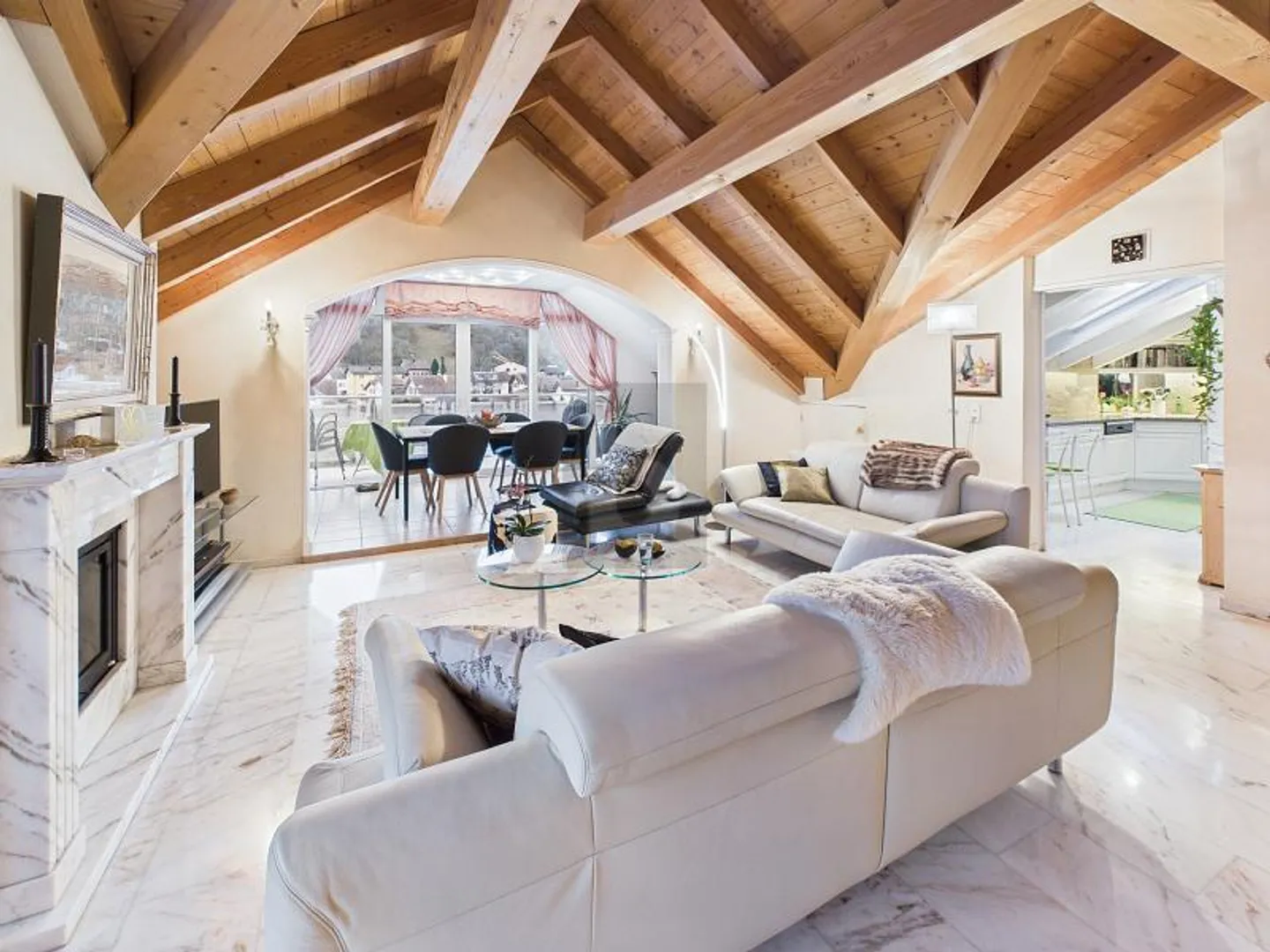 COZY FEEL-GOOD ENVIRONMENT - Photo 1 of 6