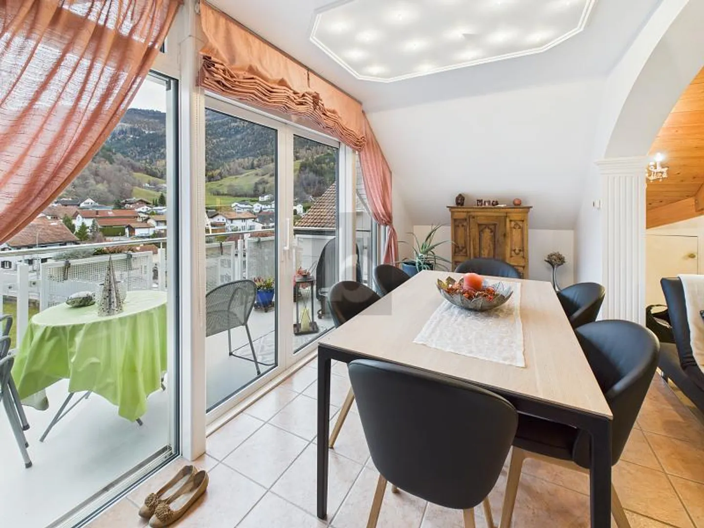 COZY FEEL-GOOD ENVIRONMENT - Photo 2 of 6