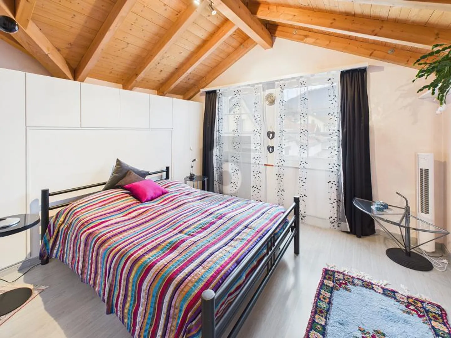 COZY FEEL-GOOD ENVIRONMENT - Photo 4 of 6