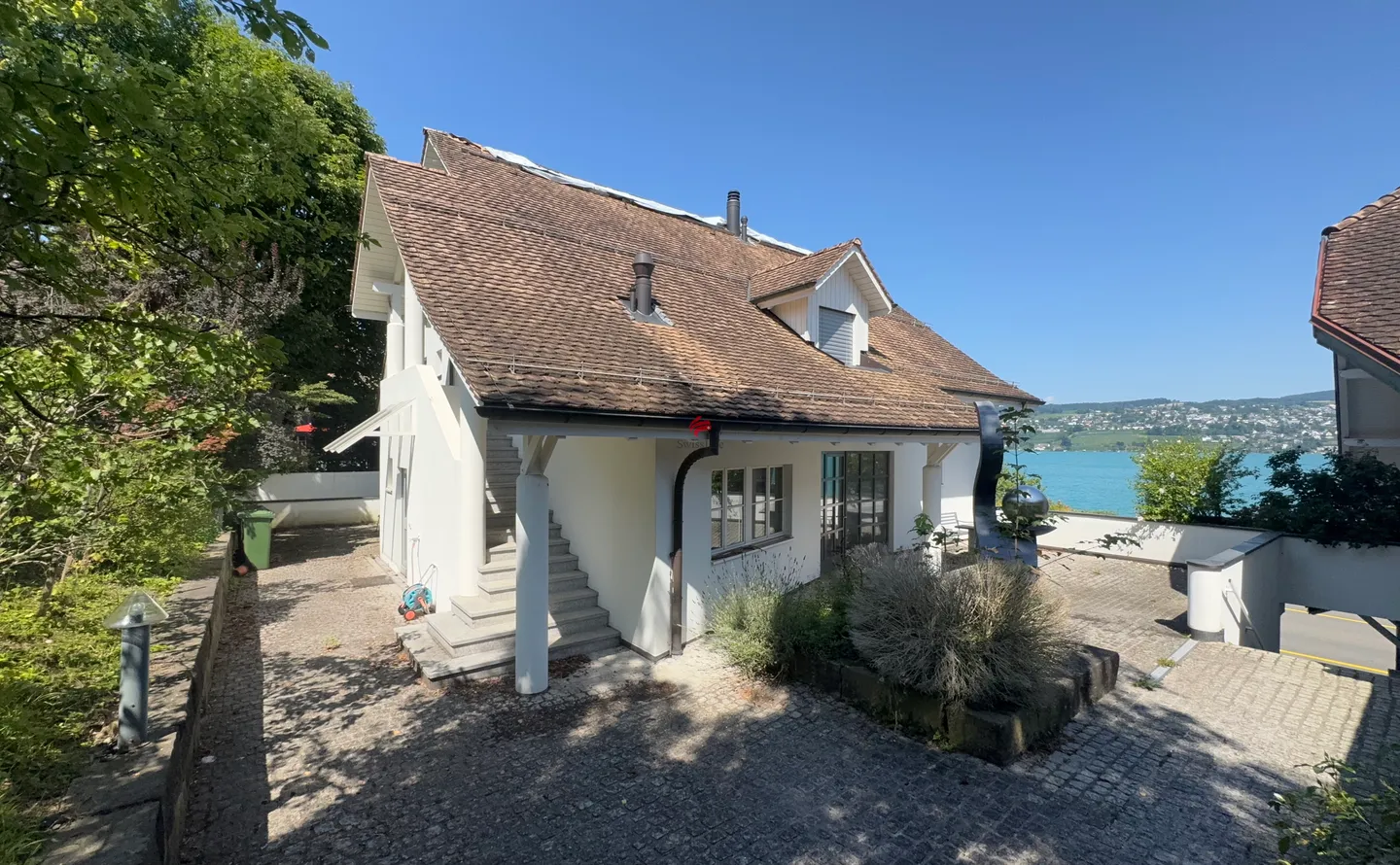 Immeuble résidentiel et commercial avec vue sur le lac et potentiel de développement - Photo 1 sur 9