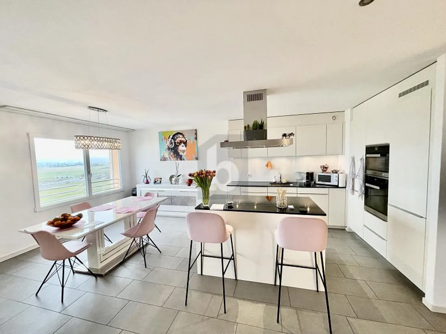 „MODERN, HELL MIT GROSSER BALKON“ - Foto 1 von 6