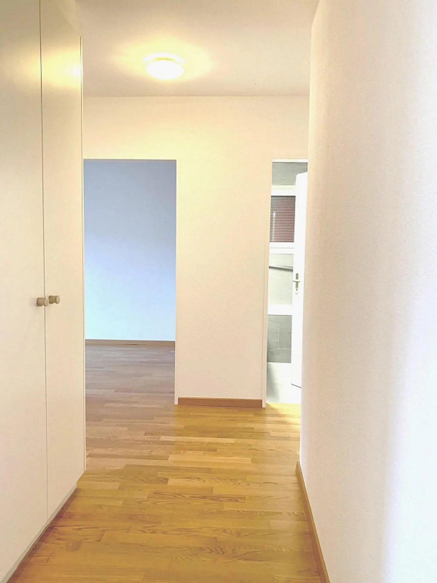 Lichtdurchflutet, geräumig und zentral - Foto 5 von 9