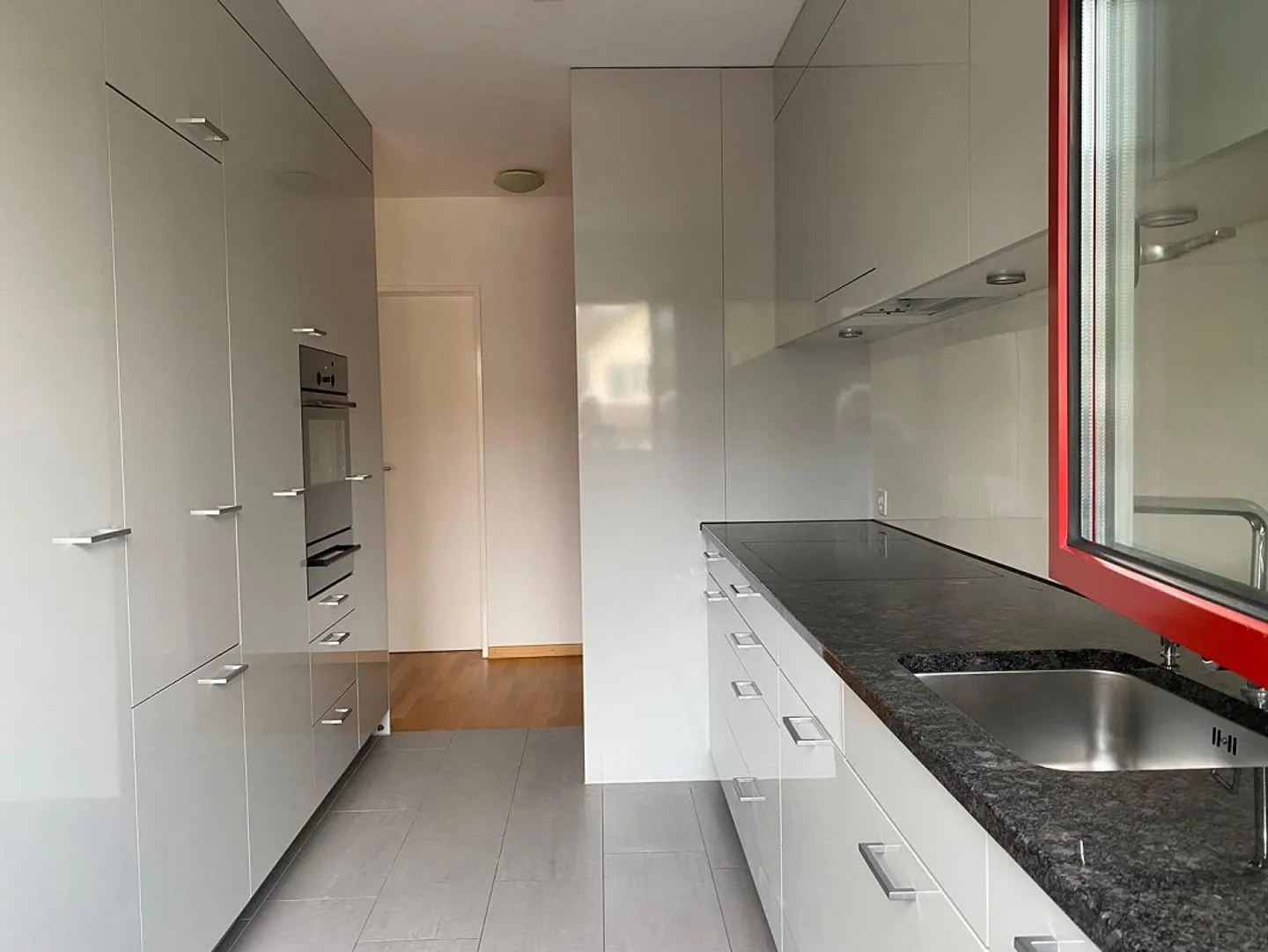 Lichtdurchflutet, geräumig und zentral - Foto 3 von 9