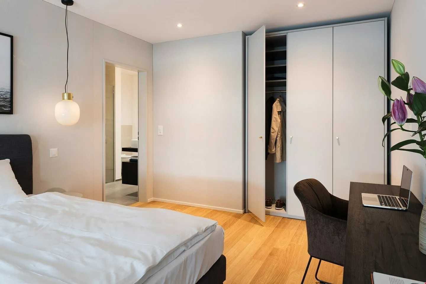 Stylish 2.5-Room Apartment - Photo 2 of 5