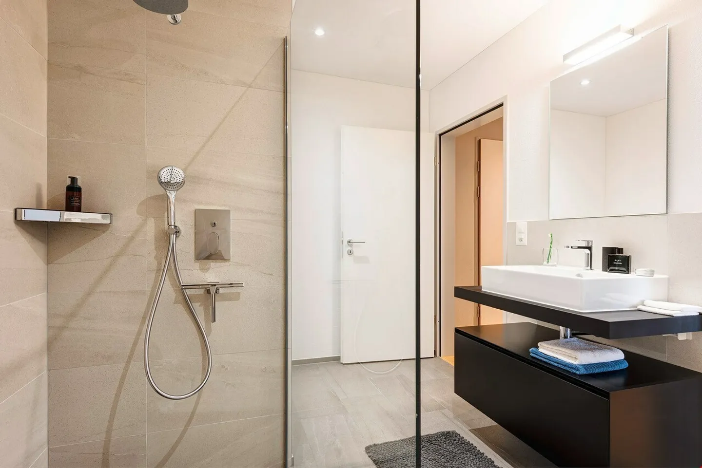 Stylish 2.5-Room Apartment - Photo 4 of 5