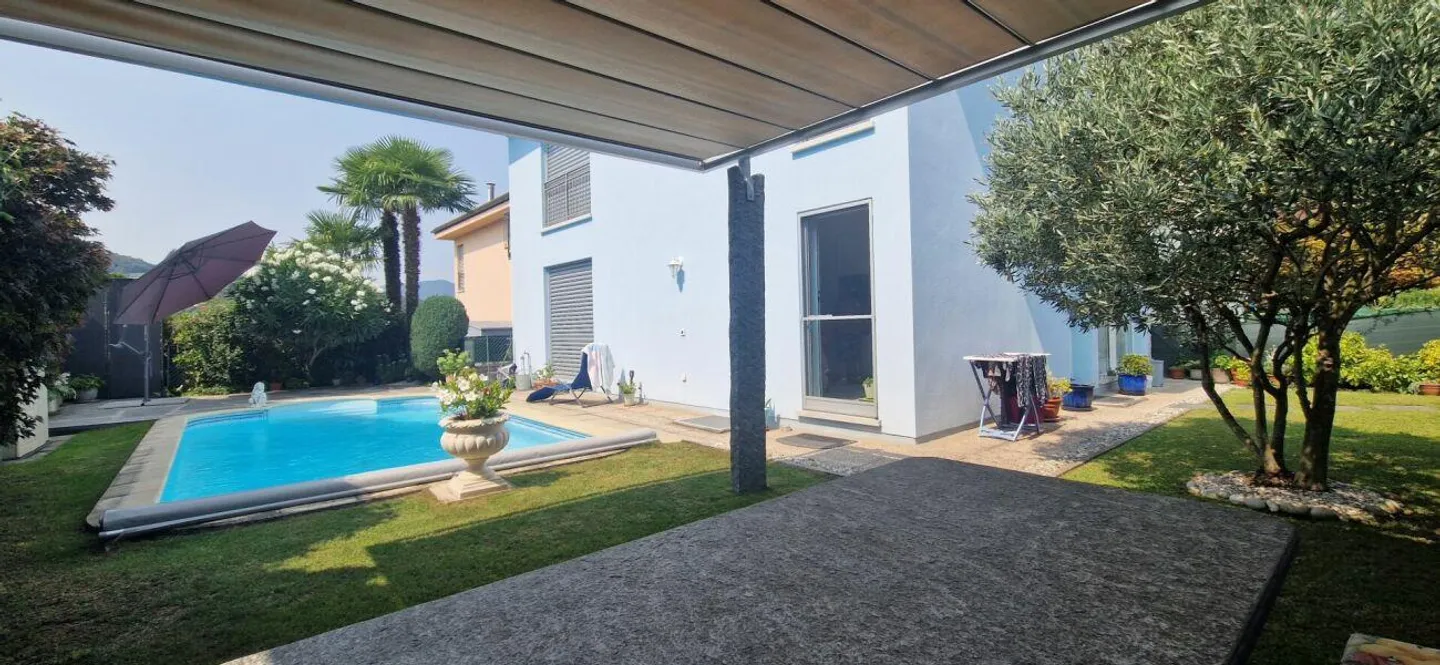 Casa unifamiliare indipendente e ben curata con piscina - Foto 3 di 20