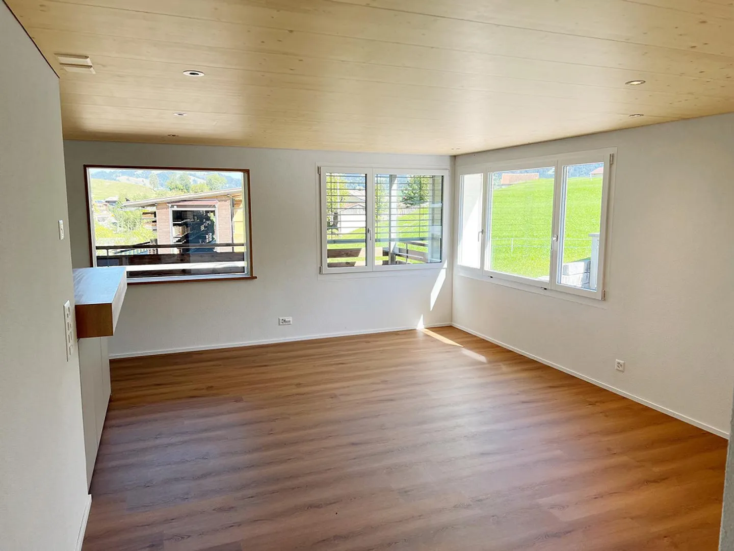 Newly renovated, bright apartment with high standard of finish - Photo 2 of 8