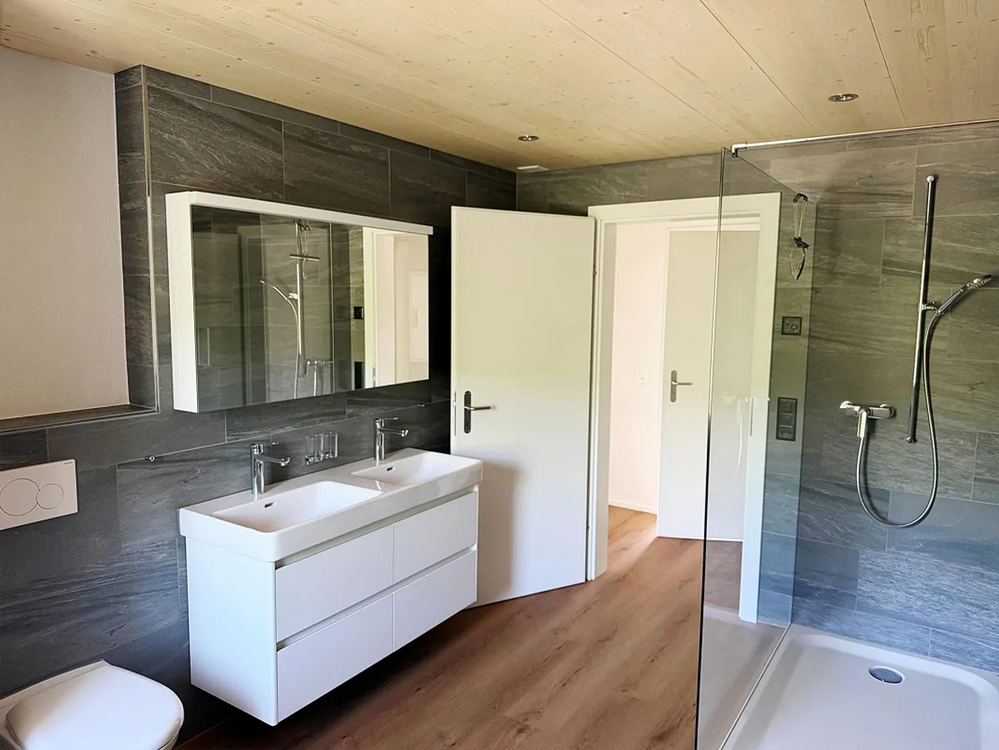 Newly renovated, bright apartment with high standard of finish - Photo 3 of 8