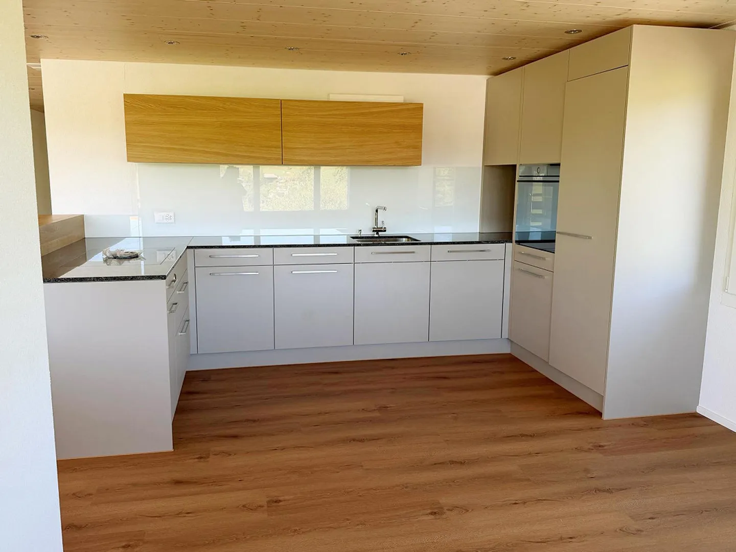 Newly renovated, bright apartment with high standard of finish - Photo 5 of 8