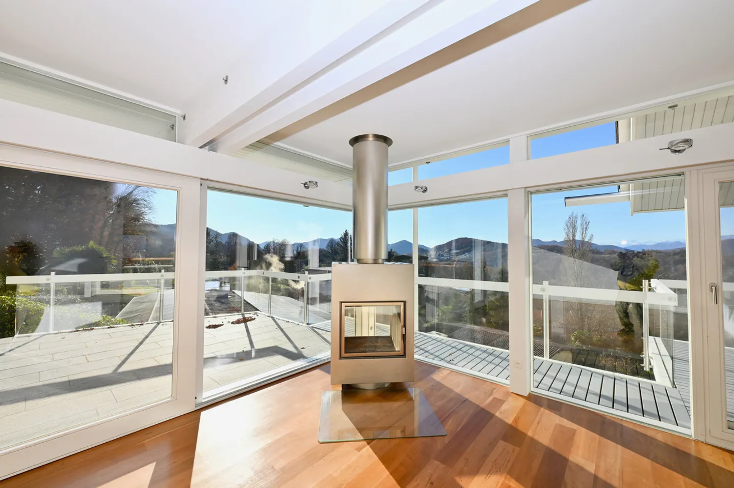 Modern Villa in Carabbia - Photo 14 of 26