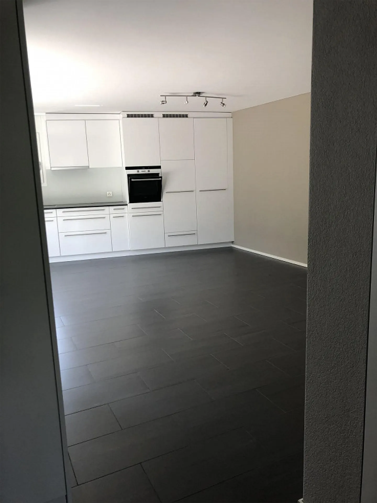 2-room granny flat, ground floor, with garden seating area - Photo 3 of 11