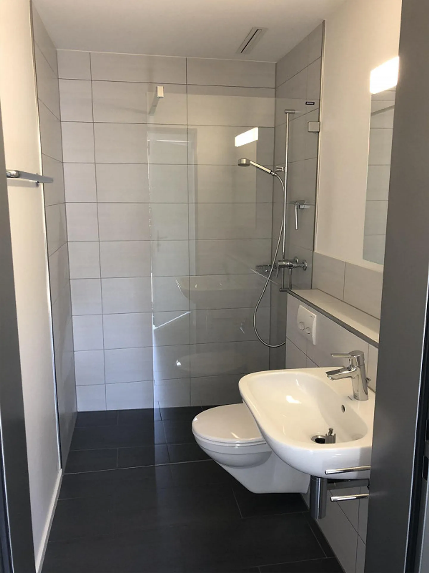 2-room granny flat, ground floor, with garden seating area - Photo 8 of 11