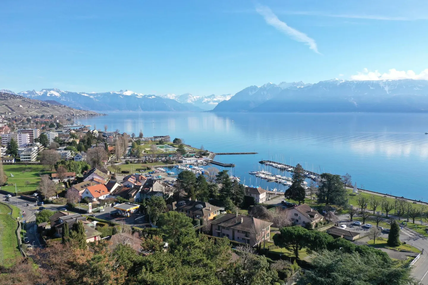 Luxury Apartment with Lake View - Photo 3 of 13