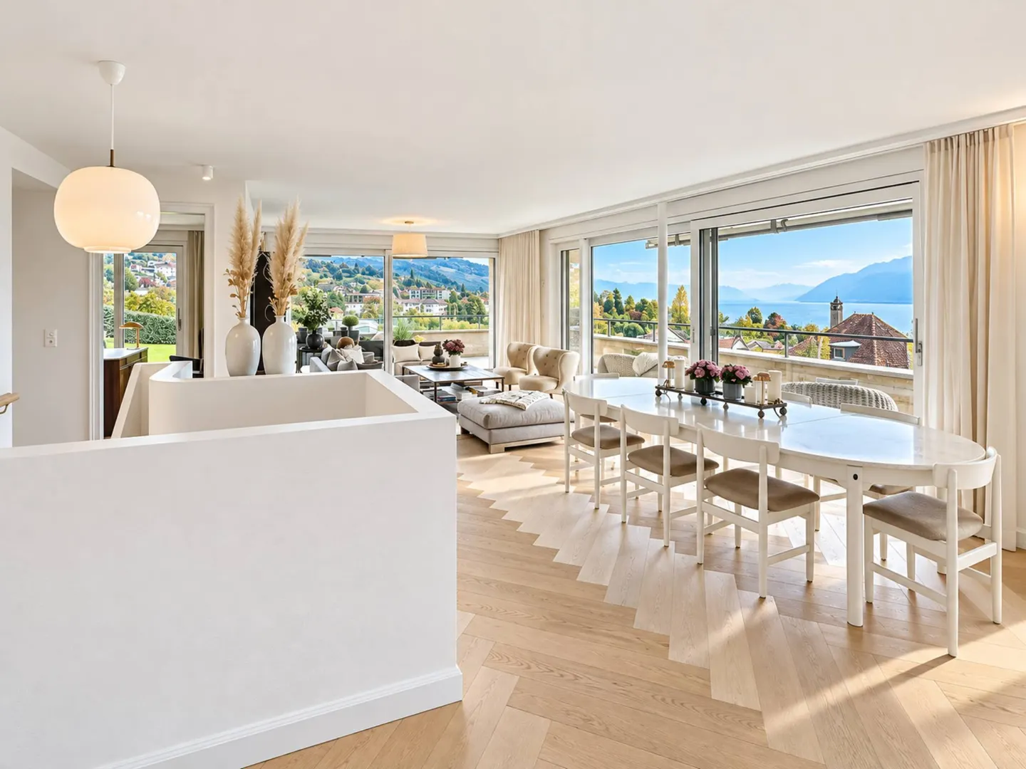 Luxury Apartment with Lake View - Photo 4 of 13