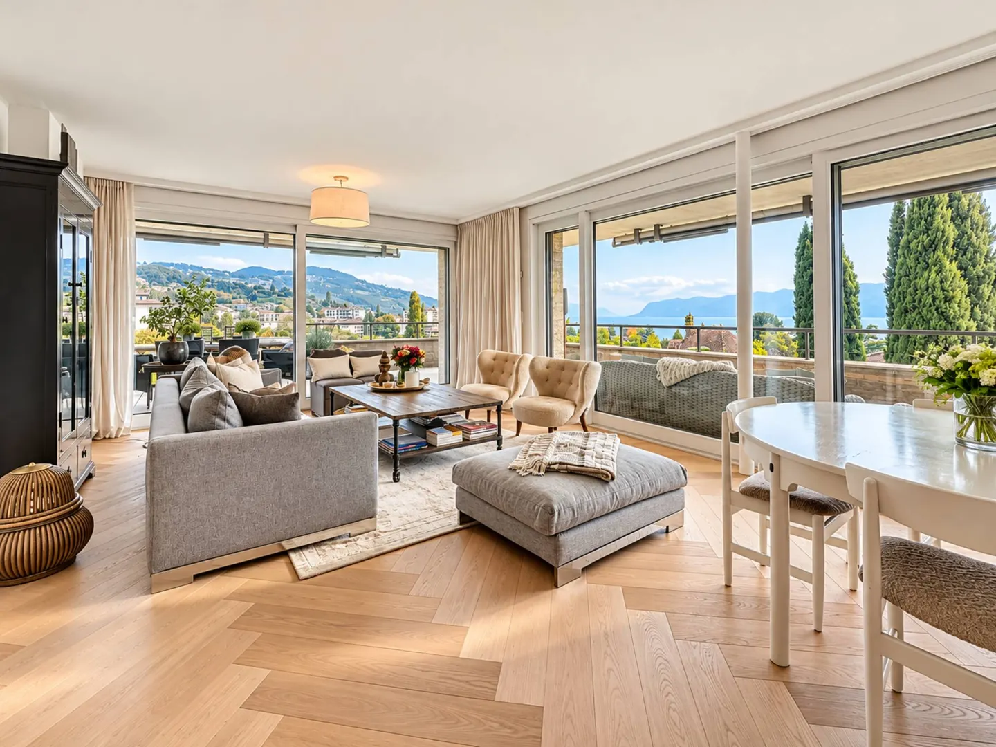 Luxury Apartment with Lake View - Photo 6 of 13
