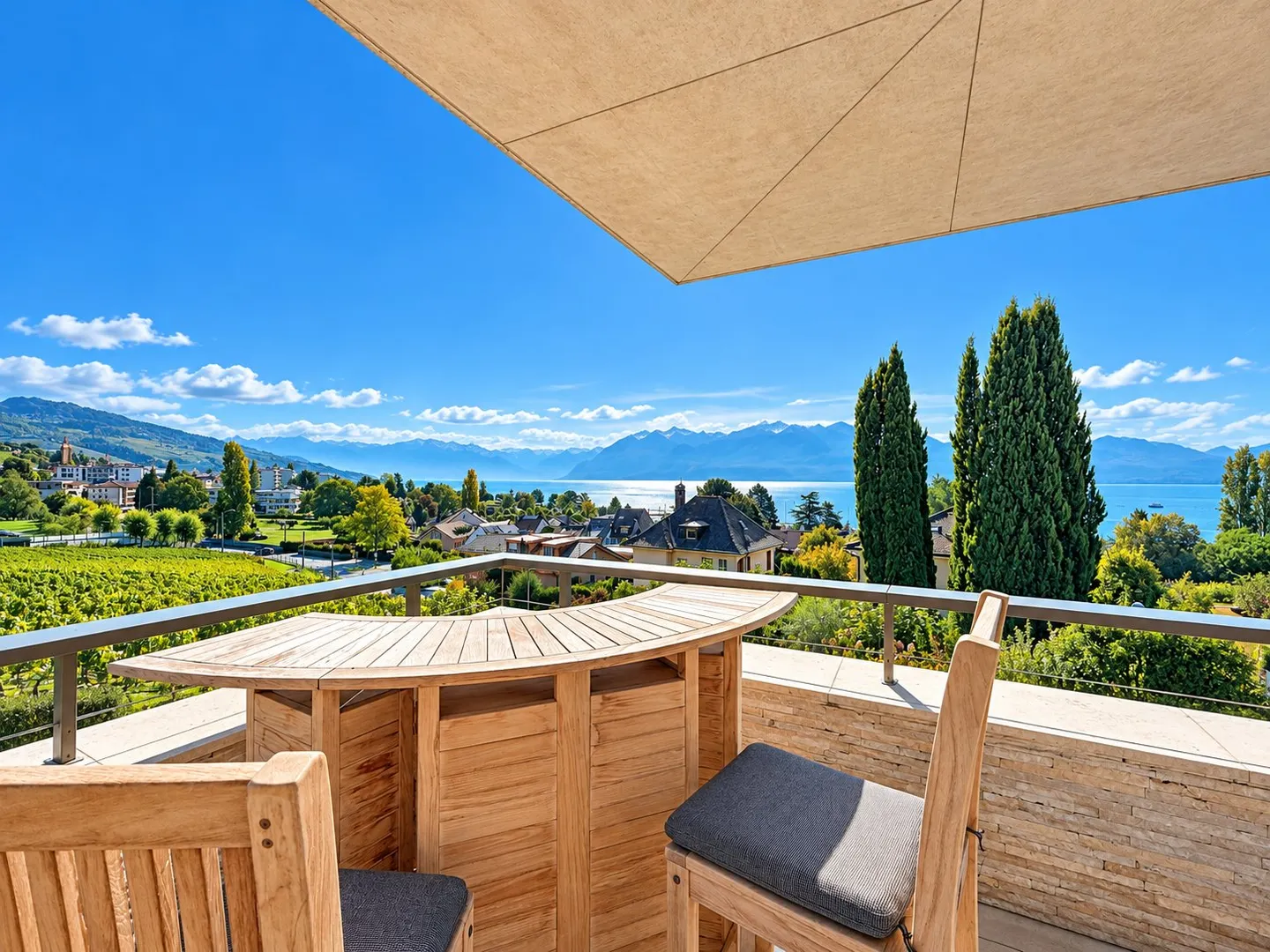 Luxury Apartment with Lake View - Photo 8 of 13