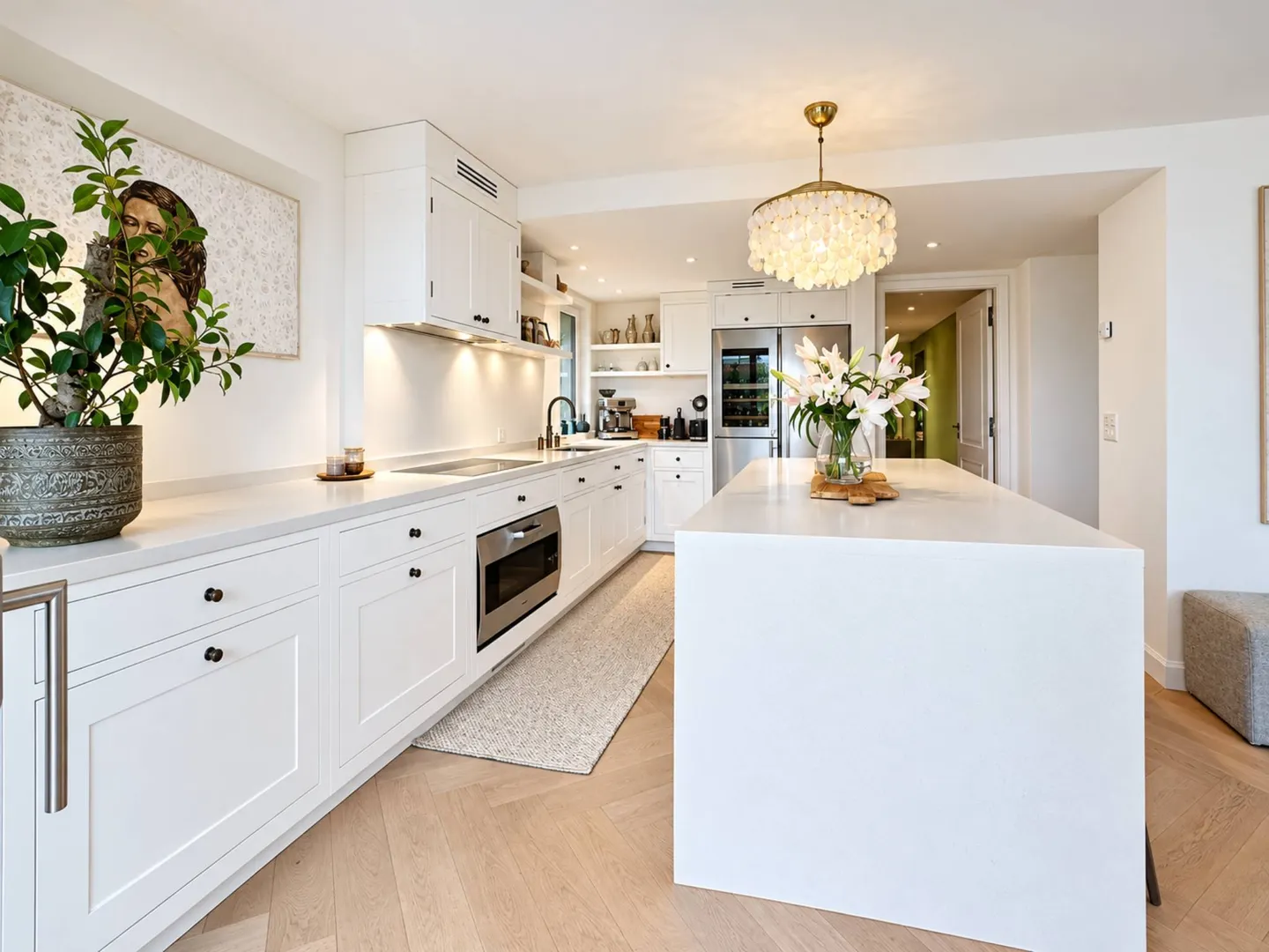 Luxury Apartment with Lake View - Photo 9 of 13