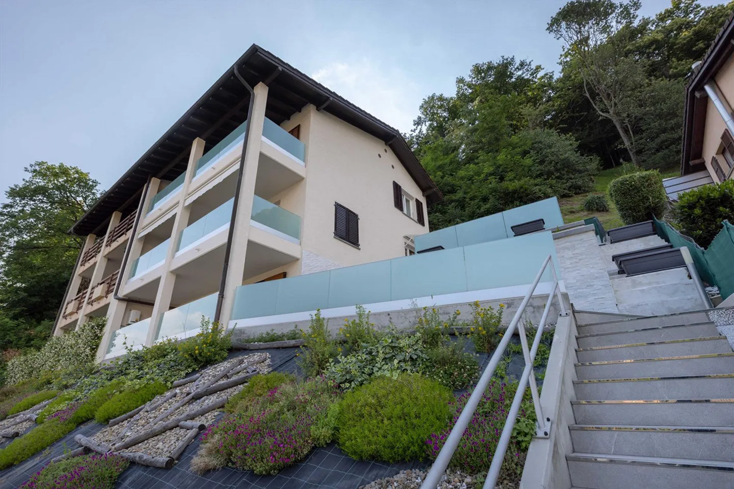 BARGAIN - RENOVATED SEMI-DETACHED VILLA WITH LAKE VIEW IN CANOBBIO - Photo 1 of 9