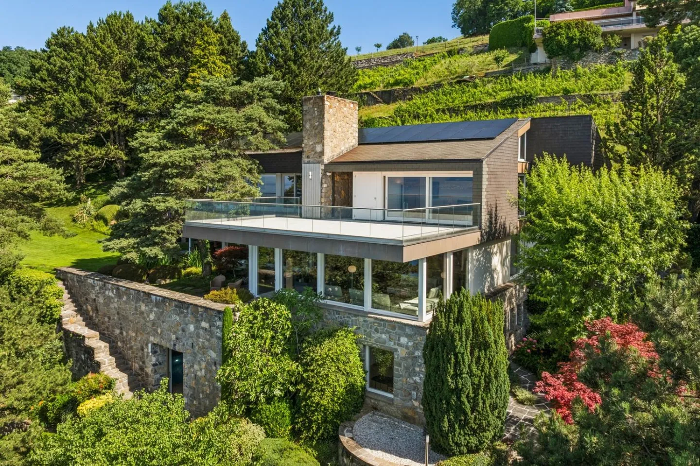 An architectural masterpiece between sky and lake - Photo 1 of 13