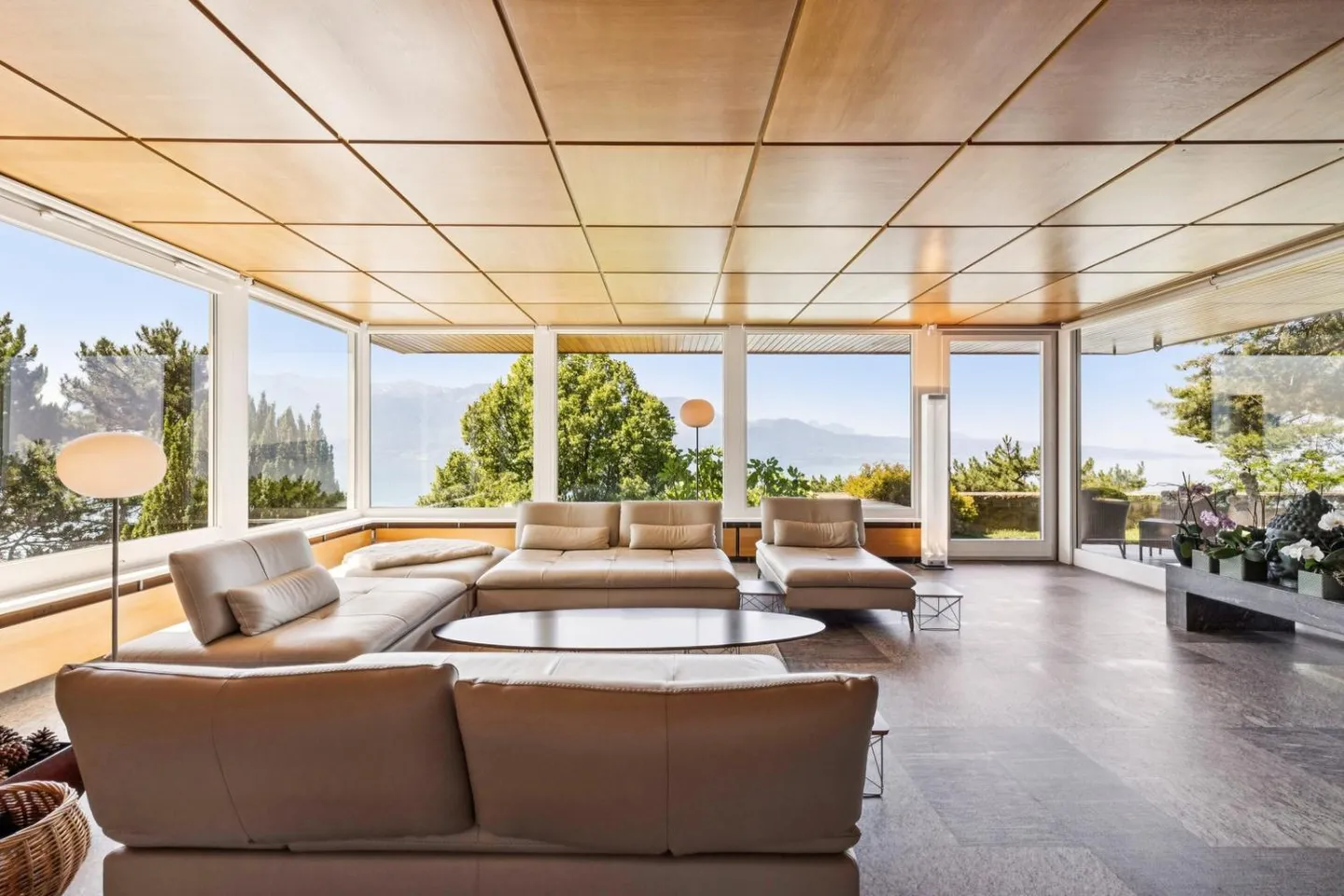 An architectural masterpiece between sky and lake - Photo 5 of 13
